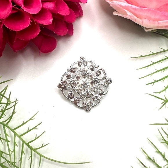 Jewelry - NEW⚜️Classic Crystal Cluster Embellished Brooch